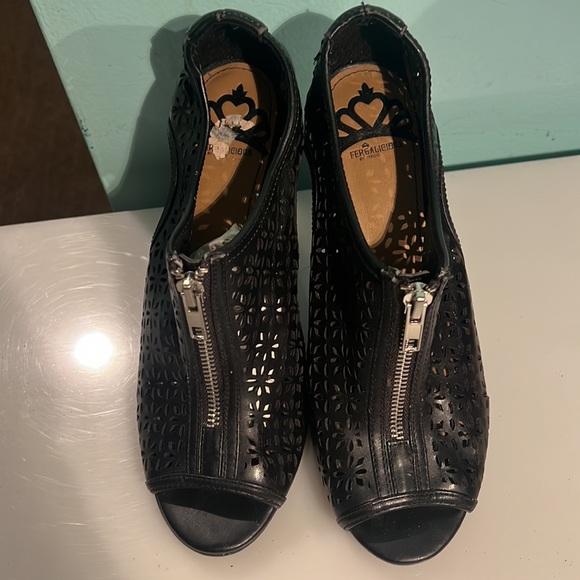 Heeels, zip front sandals - Picture 2 of 4